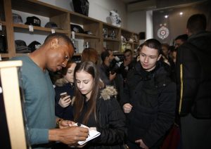 CRNO-BELO POPODNE SA TAVAMBOM: Pogledajte druženje navijača Partizana sa svojim ljubimcem (VIDEO)