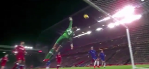 VELEMAJSTORSKI POTEZ ILI PUKA SREĆA: Vilijanov lob koji zaledio srca navijača Liverpula! (VIDEO)