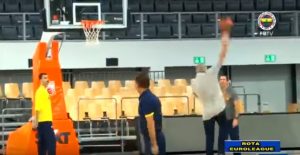 OBJASNIO NEKE STVARI: Pogledajte košarkašku majstoriju Željka Obradovića na treningu (VIDEO)