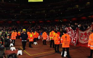 HIT NA INTERNETU: Dok su Arsenal i Zvezda igrali na ‘Emiratima’, jedan navijač se ‘neobično zabavljao’ (FOTO)