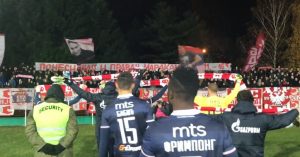 ZAJEDNO SU JAČI: Igrači se pridružili navijačima i to sa sve šalovima, uz povike ‘šampioni’ (VIDEO)