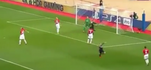 USTAO NA LEVU NOGU: Mladi defanzivac Monaka uništio svoj tim u roku od dva minuta! (VIDEO)