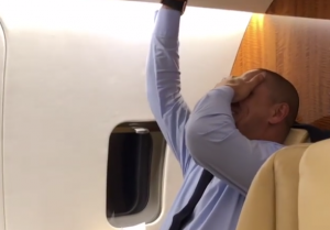 ‘PRPA BATO’: Pogledajte muke Roberta Karlosa tokom turbulencija u avionu (VIDEO)