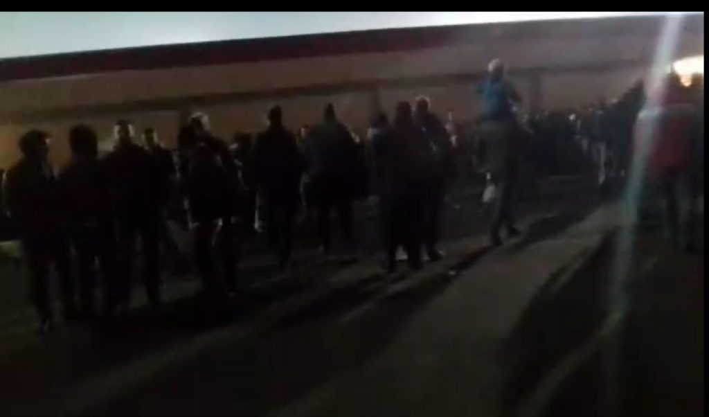 UŽIVO SA AUTOKOMANDE: Pogledajte atmosferu ispred severne tribine ‘Marakne’ sat vremena pre početka meča decenije (VIDEO)
