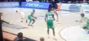 NASMEŠITE SE MOLIM: Kad u borbi za loptu nastrada sudija (VIDEO)