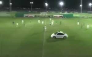 MISLILI SMO DA SMO SVE VIDELI: Kolima upao na teren i umalo pregazio igrače! (VIDEO)