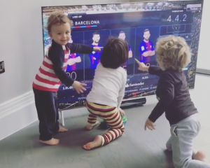 KAKVA ERUPCIJA ODUŠEVLJENJA: Mama, vidi! Tata igra u ‘El klasiku’! (VIDEO)