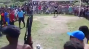 NAJLUĐI PENAL IKADA: Golman brani, a ispred njega kalašnjikov – pa neka odbrani, ako sme! (VIDEO)