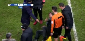 FOLIRANT GODINE: Komedija sa bivšim trenerom Zvezde, pao na travu kao da ga je snajper pogodio! (VIDEO)