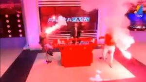 ŠKOLA I ZA SRPSKE VODITELJE: Nikada ne pitajte navijače kako unose baklje na stadion (VIDEO)