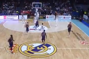 OVAJ DEČKO JE NEVEROVATAN: Pogledajte Dončićevu trojku preko čitavog terena (VIDEO)