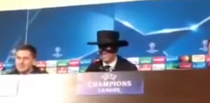 NAJLUĐA KONFERENCIJA IKAD: Trener Šahtjora se pred novinarima pojavio obučen kao za noć veštica! (VIDEO)