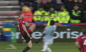 BRUTALANO: Mogao ozbiljno da povredi protivnika a dobio samo žuti karton!? (VIDEO)