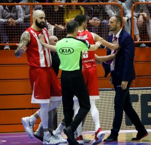 SUKOB U MITROVICI: Umalo tuča među igračima, uletelo obezbeđenje na parket, ali i pomoćni trener Mege! (VIDEO)