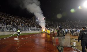 HAOS NA JUGU: Navijači prvo skinuti do gole kože, pa izbačeni sa južne tribine! (VIDEO)