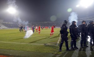 HAOS NA KRAJU DERBIJA: ‘Kiša pirotehnike’ po igračima Zvezde, Stojković im pomogao da ‘pobegnu’! (VIDEO)