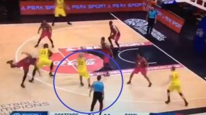 NEVEROVATNA ODLUKA SUDIJE: Pogledajte dobro, ovo je šut za tri poena (VIDEO)