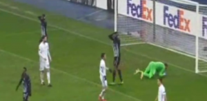 NEVEROVATNO ŠTA NIJE ISKORISTIO: Umesto da zakuca loptu u mrežu, Tavamba sa pet metara nokautirao golmana Dinama! (VIDEO)