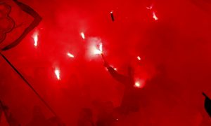 FOTO-UBOD: Bakljada Delija, pa transparent koji bi ‘mogao da naljuti’ navijače Spartaka (FOTO)