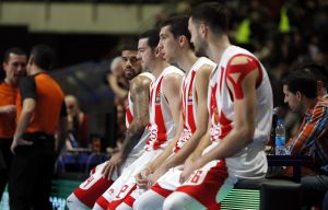 E OVO SE RETKO VIĐA: ‘Stampedo’ u Baru, igrači Zvezde ne mogu ni do autobusa (FOTO)