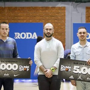 DRUGAČIJI OD SVIH: Najbolji ‘treneri iz fotelje’ bili gosti Mege na utakmici, a potom i u noćnom provodu (FOTO)