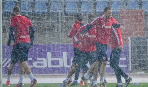 FOTO-UBOD: Stadion ‘Rajko Mitić’ ceo pod snegom, za sutra ‘zagarantovano grudvanje’ protiv Voždovca