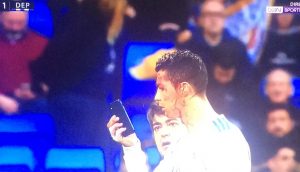 HOROR SCENA: Krv na sve strane iz Ronaldove glave! Uzeo je telefon od doktora i… (VIDEO)