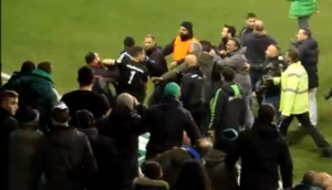 USIJANA GLAVA: Grčki golman krenuo u razračunavanje sa navijačima PAO-a i umalo izazvao haos! (VIDEO)