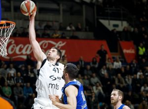 IMAMO LI POTEZ KOLA: Gagić brutalnim zakucavanjem umalo iščupao obruč i izazvao oduševljenje novog pojačanja Partizana (VIDEO)