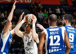 NEVEROVATNE SCENE U PIONIRU: Čuju se dve pesme Grobara, svako peva za sebe! (VIDEO)