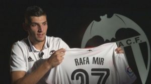 IZMEĐU TRIBINA I TERENA MOMAK ODABRAO DA IGRA: I, šta je tu čudno?