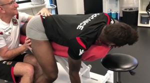 LUD, LUĐI, MARIO BALOTELI: Italijan u ‘problematičnoj’ pozi, kune se da nije kao što izgleda (VIDEO)