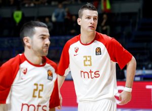 ŽESTOKO OD SAMOG STARTA: Brutalne uvrede Delija upućene Alenu Omiću, centar izazvao i podelu ‘Pionira’ u skandiranju (FOTO)