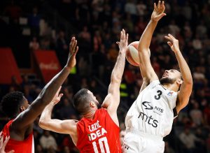 HOĆE LI IM ON POMOĆI: Na terenu bi im značio, videćemo da li i na tribini – specijalan navijač Partizana stigao u ‘Čair’ (FOTO-UBOD)