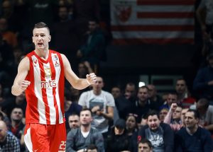 FOTO-UBOD: Omić ‘oči u oči’ sa navijačima Zvezde nakon derbija – situacija koju možda i nije očekivao (FOTO)