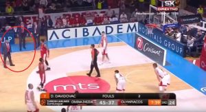 ‘PIONIR’ ĆE EKSPLODIRATI: Posle Omića, sudije ‘ujedinile’ navijače Zvezde – Alimpijević isključen sa meča! (VIDEO)