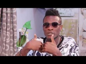 NEKO SE GRUBO NAŠALIO S NJIM: Traje trka za najurnebesniju statuu, Asamoa Đan izbio na vrh liste! (FOTO)