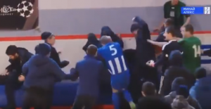 HAOS NA TERENU: Bivši reprezentativac Ukrajine dobio batine od navijača u sred utakmice (VIDEO)