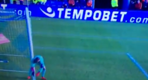 PAROLA ‘SNAĐI SE’: Džo Hart mučio muku sa vidikom, spas potražio na tribinama (FOTO) (VIDEO)