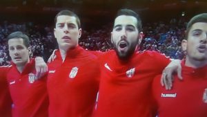 ŽESTOKO IZVREĐANA HIMNA SRBIJE: Zvižduke dobio čak i Duvnjak kada je hteo da urazumi publiku! (VIDEO)