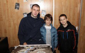 LEPA AKCIJA: Kapiten Partizana se družio sa navijačima u prodavnici crno-belih