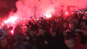 PIREJ U PLAMENU: Navijači Olimpijakosa na spektakularan način dočekali Kevina Miraljasa, čak ni on nije mogao da se probije groz rulju (VIDEO)
