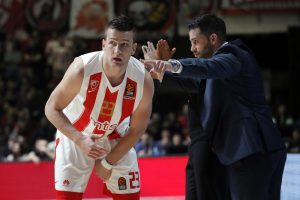 ‘RAT’ I VAN ‘PIONIRA’: Alen Omić digao na noge Srbiju, očigledno je koga ima više – zanimljiv predlog navijača Partizana pred ‘večiti derbi’ (FOTO)