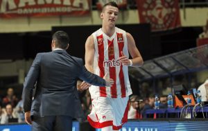 ‘DERBI’ I NA TRIBINAMA: Malobrojni navijači Partizana prvociraju zvezdaše ‘peckanjem’ o Alenu Omiću (VIDEO)