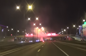 DOČEK: Pogledajte kako je goreo deo autoputa na Novom Beogradu kada su prolazili fudbaleri Zvezde (VIDEO)