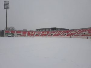 NIŠ POD SNEGOM, ALI SE PODIŽE PRAŠINA: Strah od očajnog terena, Grobari već grme na sudiju