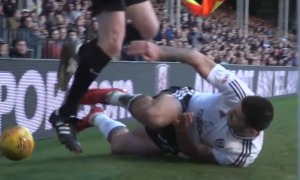 TI ĆEŠ MENI OFSAJD: Mitrović uklizao pomoćnom sudiji, pa obojica umalo završila u reklamama (VIDEO)