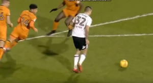 PREPOROD SRPSKOG NAPADAČA: Kad Mitrović uhvati zalet, ni trojica ga ne mogu sprečiti da postigne pogodak! (VIDEO)