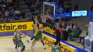 DALJE NEĆEŠ MOĆI: Brutalna rampa Nemanje Nedovića, na 20 centrimera višem igraču! (VIDEO)