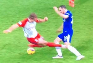 HOROR: Zapakosta mogao da nastrada, sudija ni žuti da pokaže, šta vi kažete? (VIDEO)